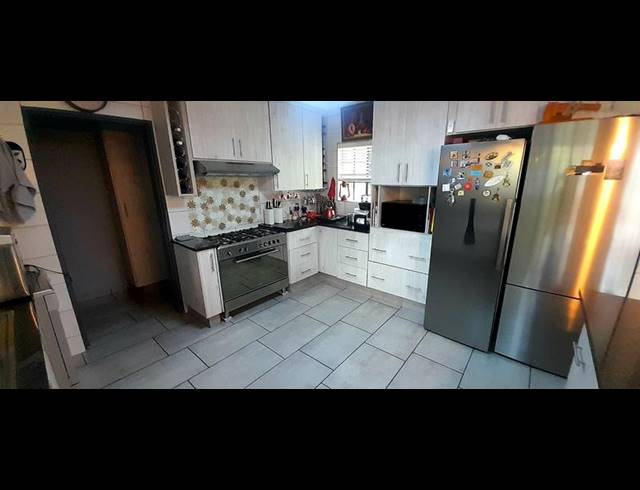 5 BEDROOM HOUSE FOR SALE IN FLORAUNA